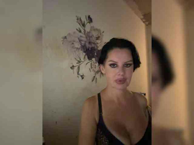 RoyalBreasts live webcam preview