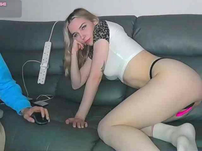 Almondmilka live webcam preview