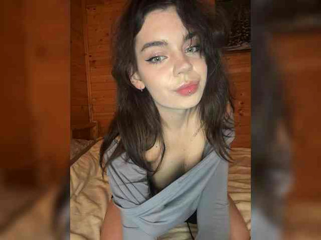 Emilyy19 live webcam preview