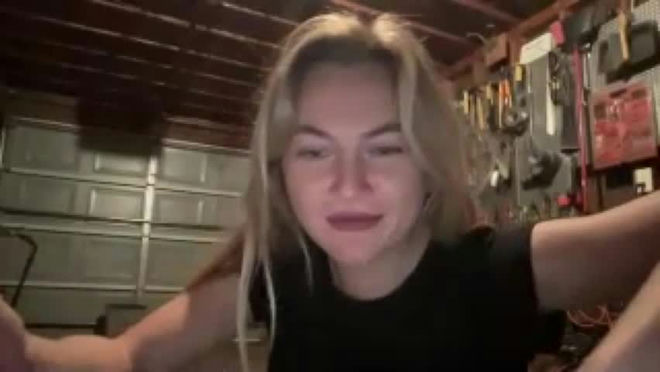 annaoftroy live webcam preview