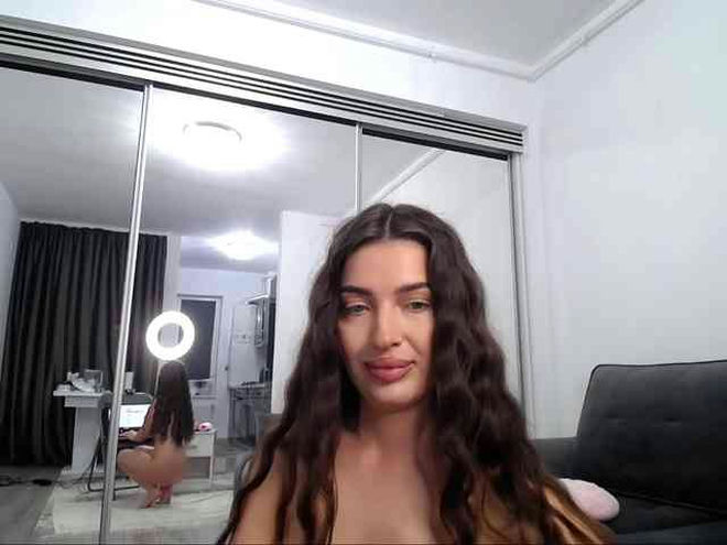 LauraBess live webcam preview