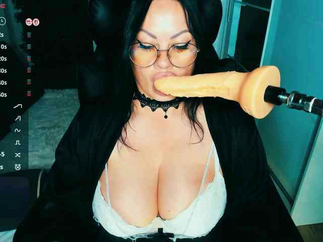 MilfBigTitsa live webcam preview