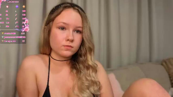 queenneee live webcam preview