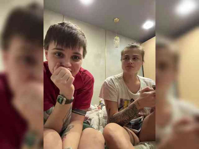 Kris-and-Vanessa live webcam preview