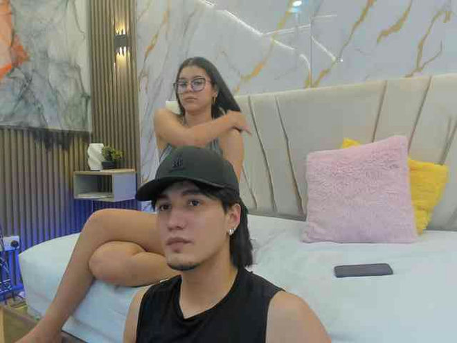 sweetauracouple live webcam preview