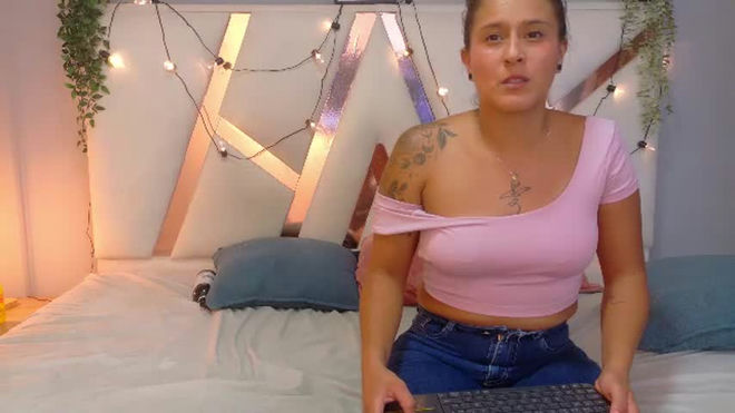 chloe_and_scarlett live webcam preview