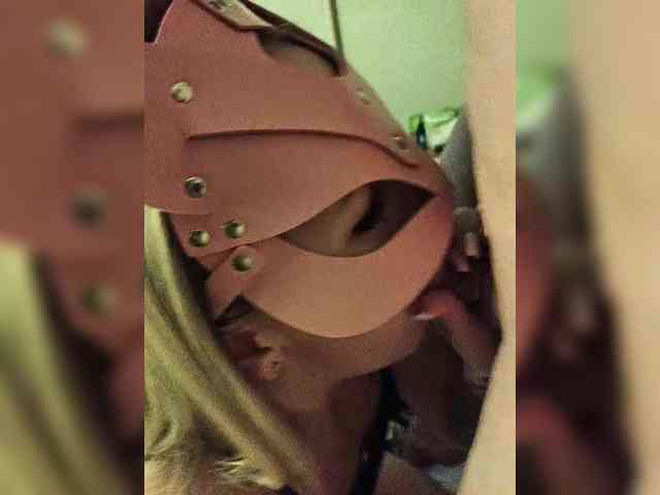 Black-and-Blond live webcam preview