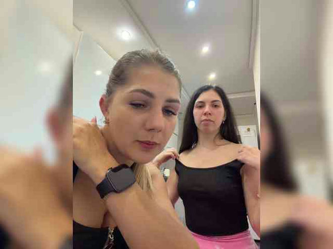 Vika19981-ValeriA98 live webcam preview