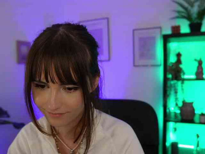 EllaYoung live webcam preview